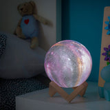 Lampe LED rechargeable galaxie lumineuse avec relief 3D et support en bois - Livraison Offerte